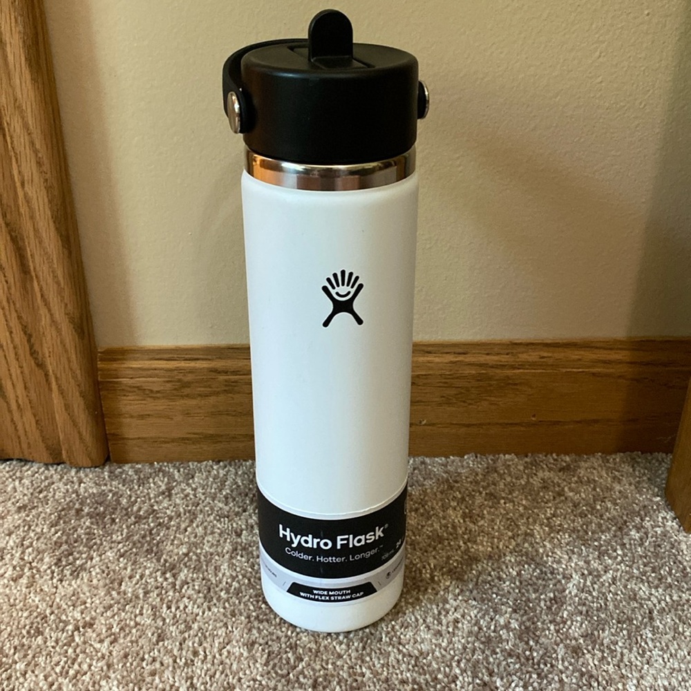 NWT 24oz White Hydro Flask. Wide Mouth w/ Flex Straw Cap
